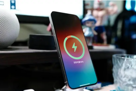 翁牛特苹果15换屏服务分享用什么充电器给iPhone15充电更好 